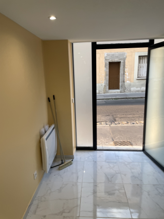 Entrée vitrée du local avec vue sur la rue
