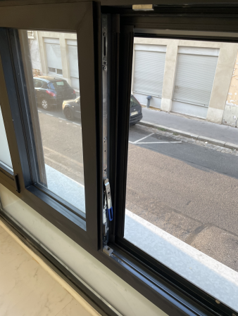 Fenêtre du local donnant sur la rue