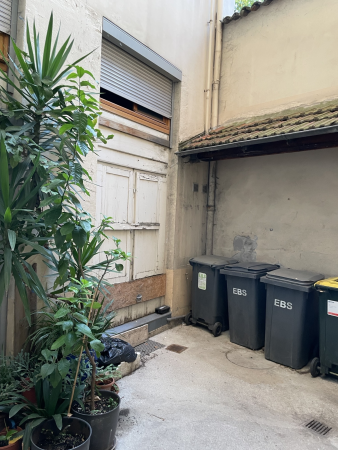 Cour de l'immeuble avec bacs à déchets