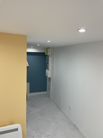 Espace de circulation du local avec spots encastrés