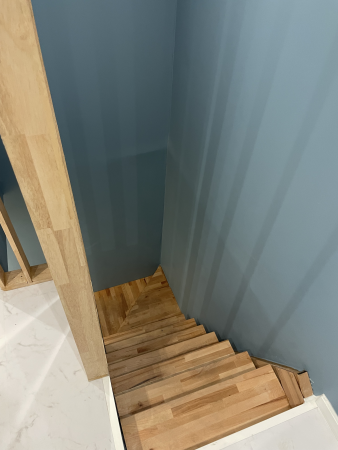 Escalier en bois menant à la mezzanine