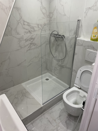 Salle d'eau avec douche et WC