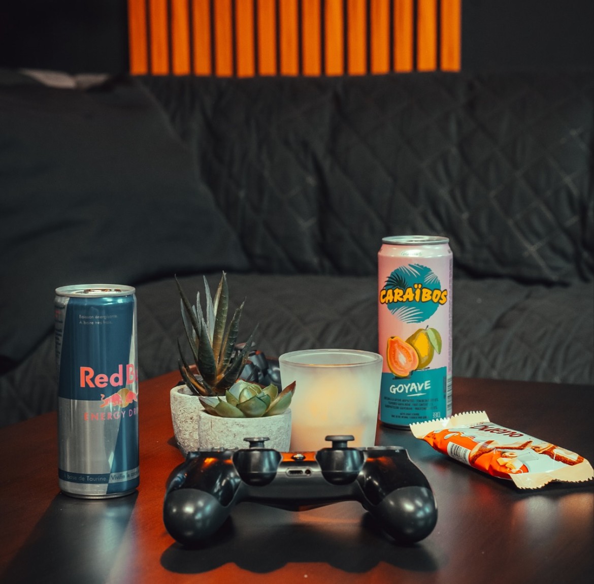 Table basse avec boissons et manette dans l'espace détente
